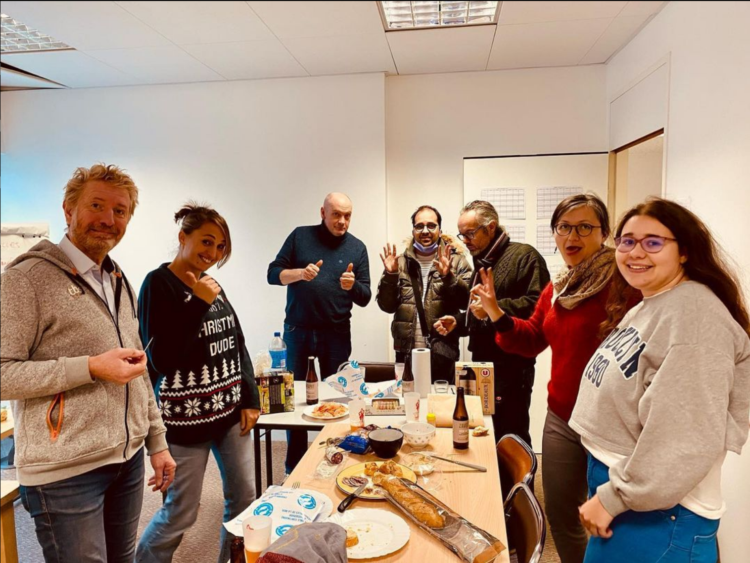 http://On%20voit%206%20personnes%20debout%20autour%20d'une%20table%20qui%20rigolent%20et%20font%20des%20grimaces.%20sur%20la%20table%20il%20y%20a%20de%20quoi%20manger.%20Ce%20sont%20les%20salariés,%20volontaires%20et%20quelques%20co-président%20de%20T'Cap