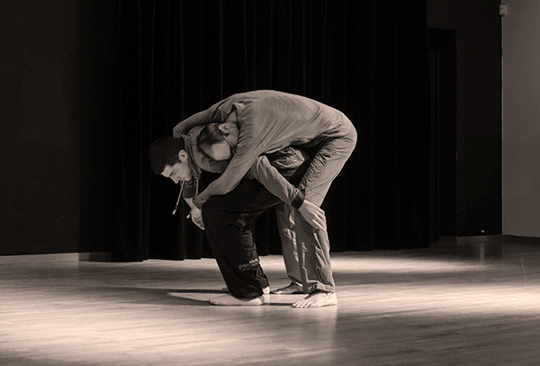 photo de deux personnes en train de danser