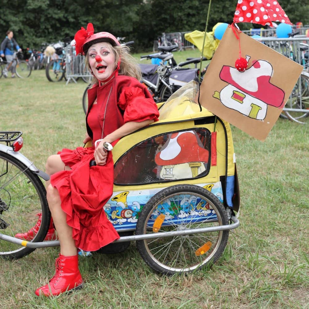 photo prise lors d'un stage de théâtre de la compagnie banc public qui représente une femme habillée en clown sur un chariot