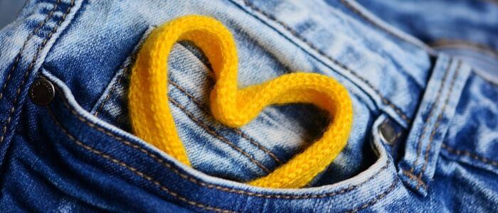 Photo d'un élastique en forme de coeur dans un jean