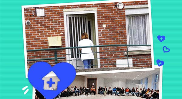 Photo d'une aide à domicile entrant dans une maison