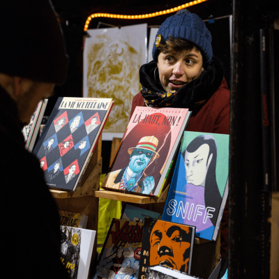 Photo d'une vendeuse de livres à l'autre marché