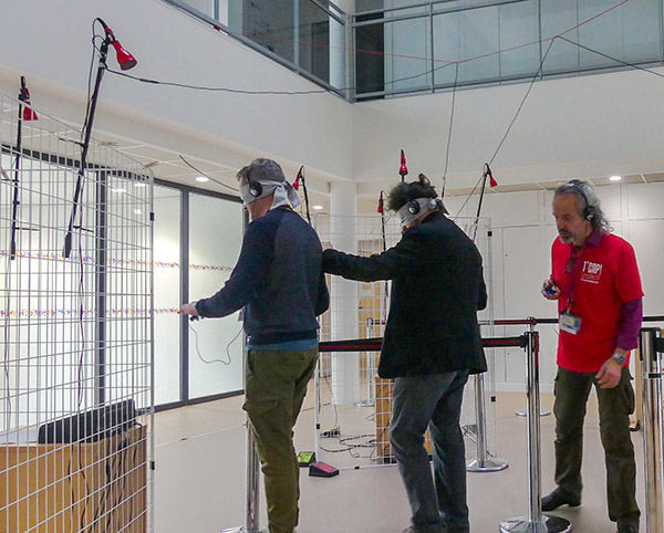 photo de deux personnes faisant l'expo intimes échos