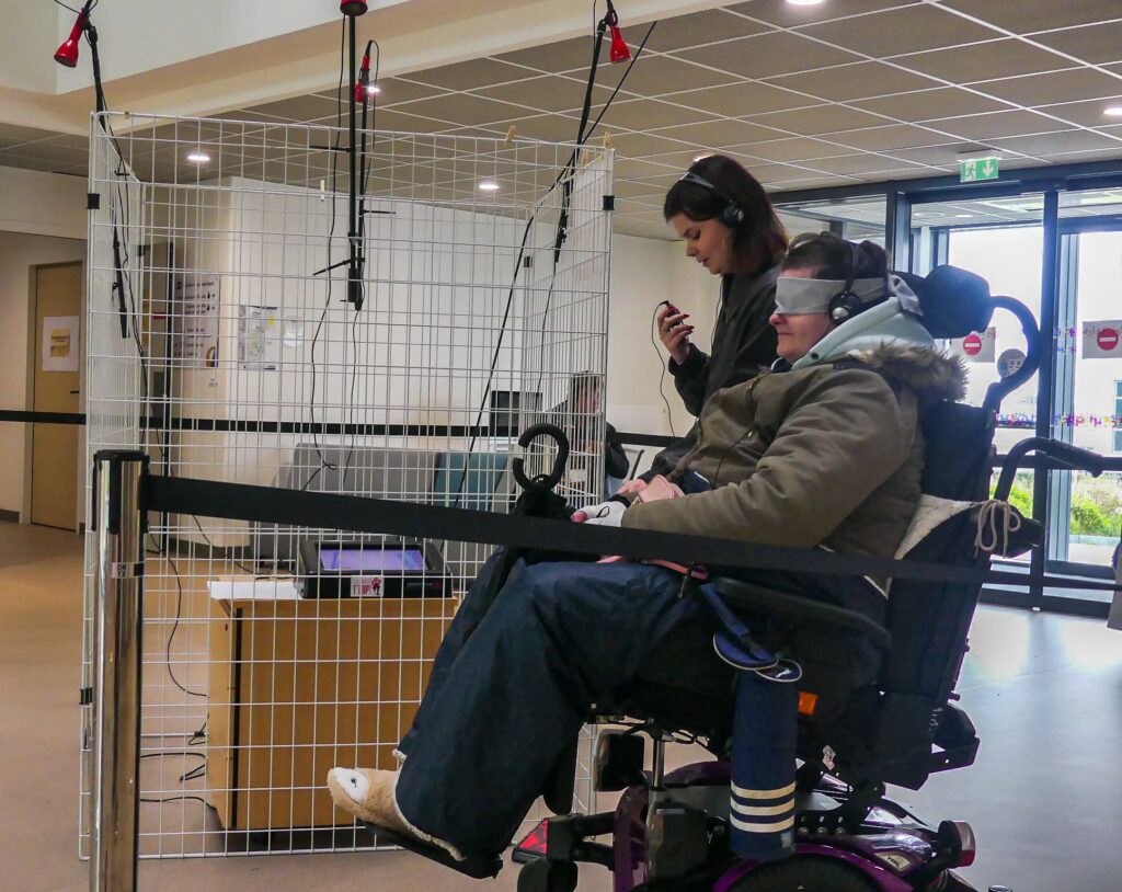 Photo d'une personne en fauteuil faisant l'exposition intimes echos 