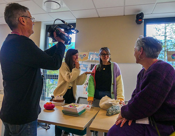 photo d'une interview des stands par des bénévoles