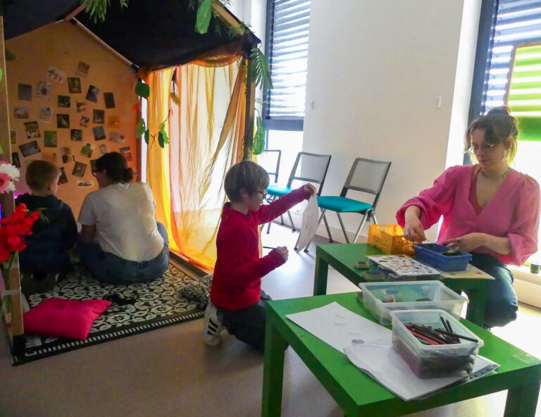 enfant jouant dans une cabane sensorielle