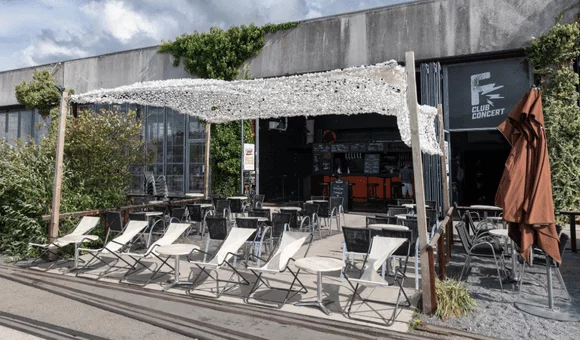 photo de l'extérieur du ferrailleurs, on y voit des transats