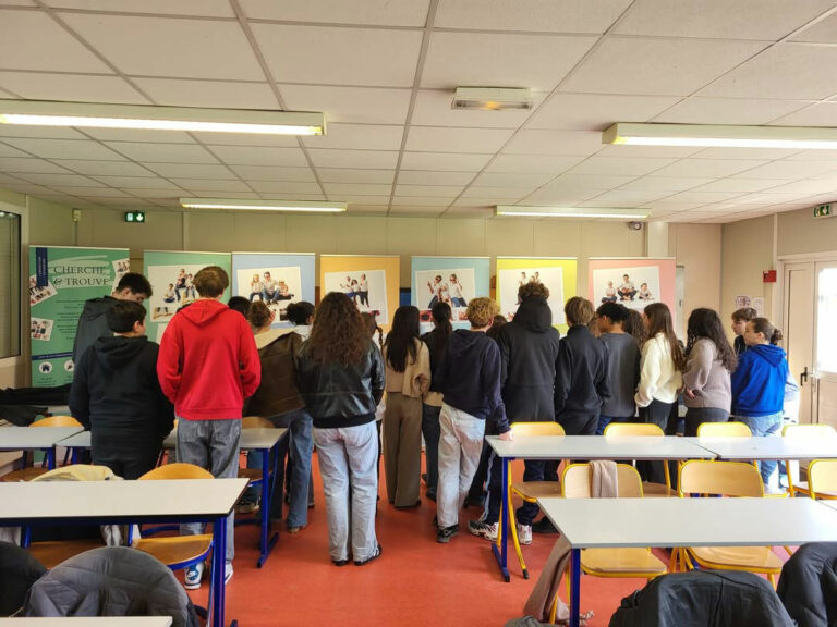 groupe d'adolescents de dos devant l'exposition voyageuse