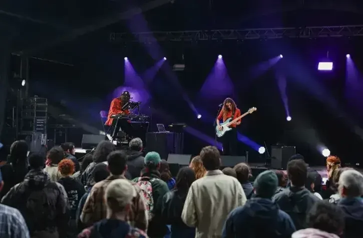 photo de 2 musiciens sur scène devant une foule