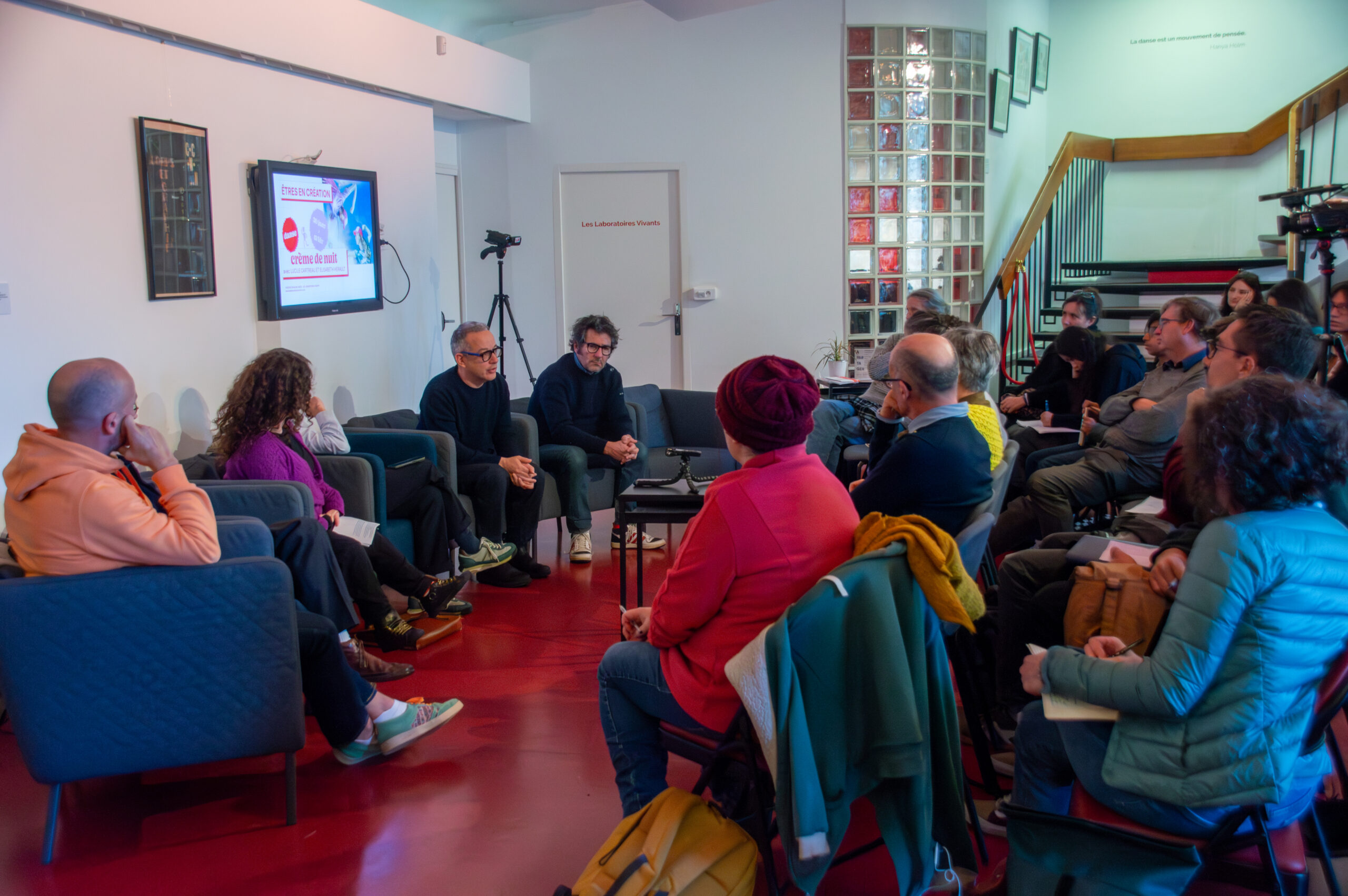 photo de 5 personnes assises devant un public