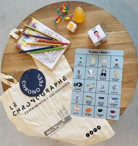 photo d'un sac type tote bag avec des objets sur une table