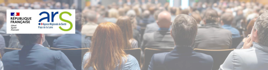 photo d'un public de spectateurs de dos, avec le logo de l'ARS pays de la loire