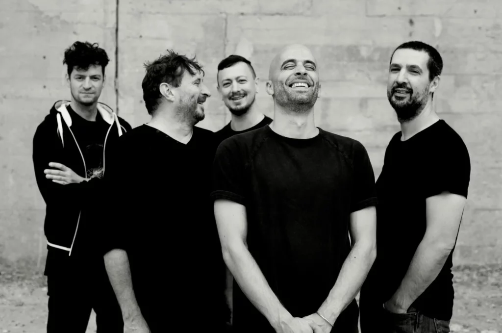 photo des 5 hommes souriants, ils portent du noir